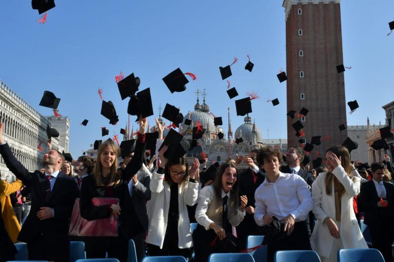 Giorno Delle Lauree In Piazza San Marco La Consegna Dei Diplomi Ad